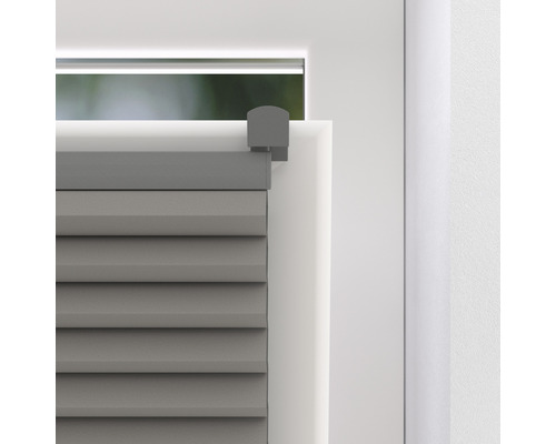 Detailansicht eines grauen Plissees am Fenster