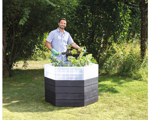 Hochbeet aus Holz mit Mann im Garten