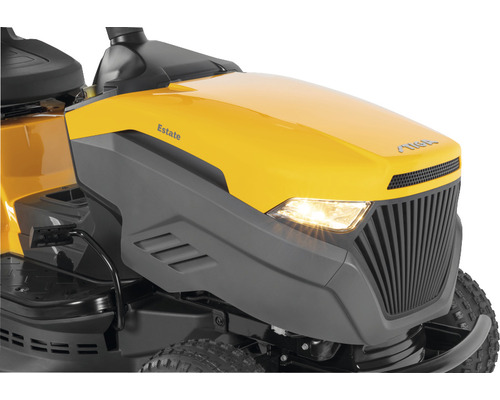 Detailansicht eines gelben Rasentraktors der Marke Stiga mit Scheinwerfer