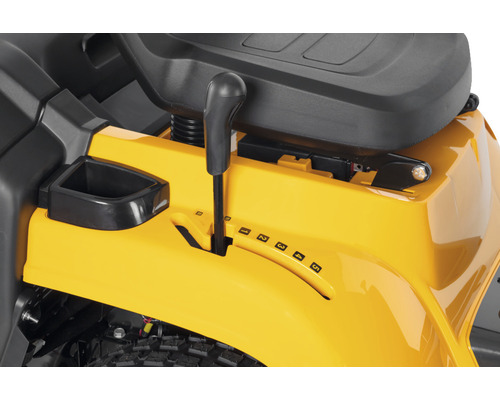 Detailansicht eines Rasentraktors mit Gangschaltung und Getränkehalter