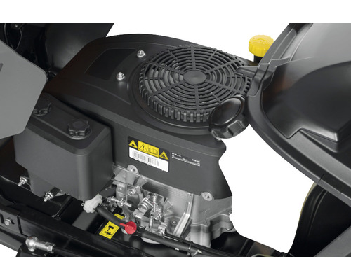 Detailansicht des Motors eines Rasentraktors.