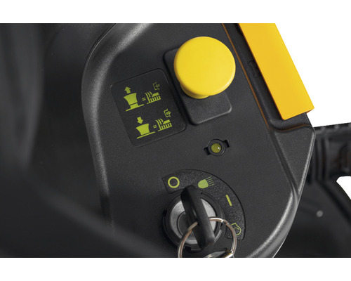 Detailansicht des Bedienfeldes einer Gartengeräte Maschine mit Zündschlüssel, Knopf und Symbolen