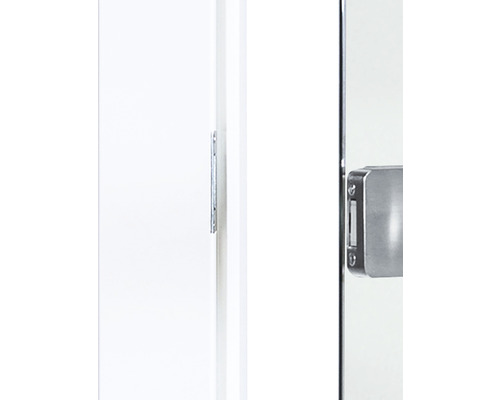 Detailansicht eines Schranks mit Metallgriff