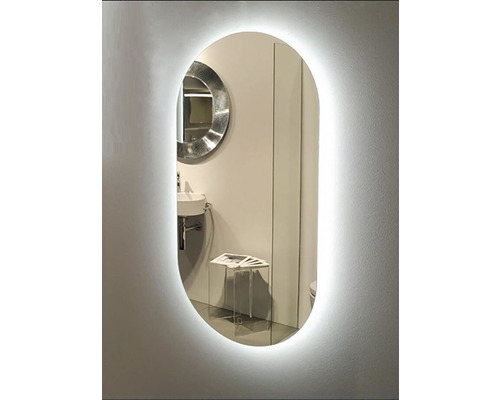 Ovaler Spiegel mit LED-Beleuchtung in einem Badezimmer