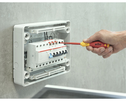 Installation eines Leitungsschutzschalters in einem Verteilerkasten mit einem Schraubendreher von Wiha
