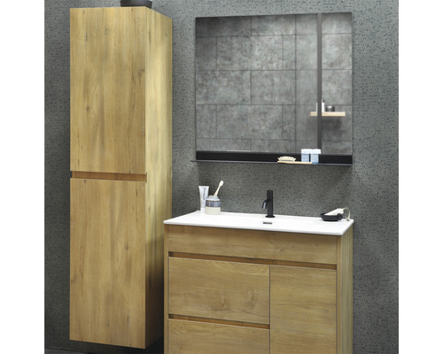 Badezimmer mit Waschtischunterschrank, Spiegelschrank und Hochschrank im Holzdesign