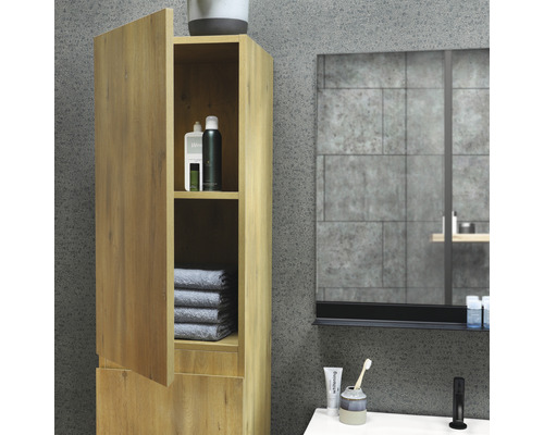 Badezimmer Szene mit einem Hochschrank, Handtüchern, Kosmetikprodukten, Spiegel und Waschbecken