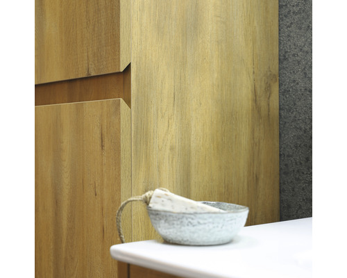 Badezimmer mit Holzschrank, Waschbecken und Seifenschale