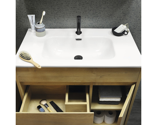 Badezimmer mit Waschtisch, Waschbecken und geöffneten Schubladen zur Aufbewahrung