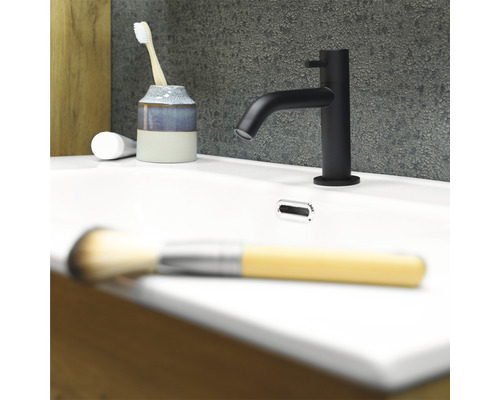 Badezimmer Waschbecken mit Armatur, Zahnbürste, Becher und Kosmetikpinsel