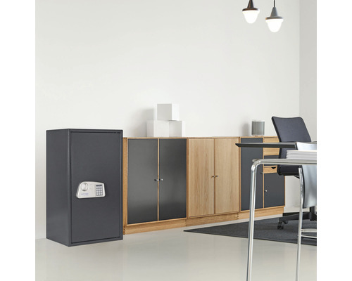 Einbruchsicherer Tresor und Büromöbel in einem hellen Raum