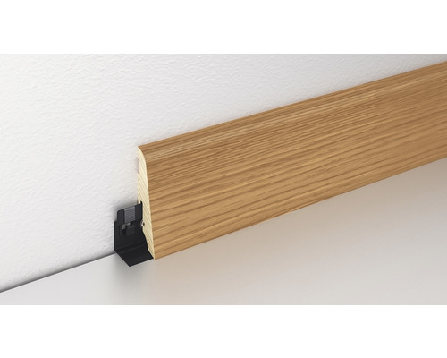 Sockelleiste aus Holz mit Befestigungsclips an einer Wand