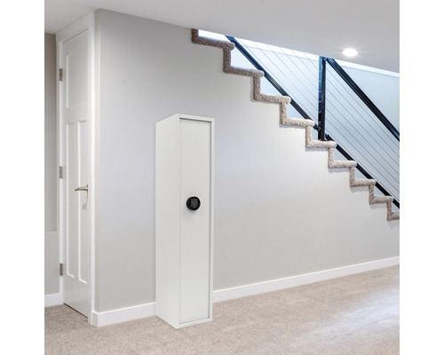 Weißer Waffenschrank mit digitalem Schloss in einem Flur mit Treppe