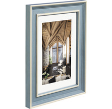 Bilderrahmen mit einem Foto von einem Wohnraum mit Holzbalken