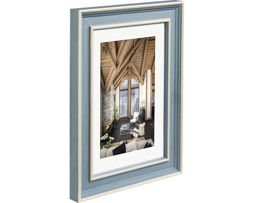 Bilderrahmen mit einem Foto von einem Wohnraum mit Holzbalken