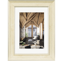 Bilderrahmen mit Passepartout, gerahmt ist ein Wohnzimmer mit Holzbalkendecke und Kamin