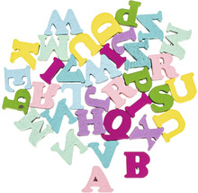 Holzbuchstaben in verschiedenen Farben