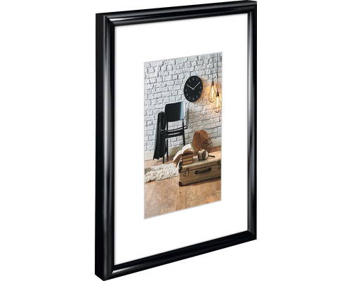 Schwarzer Bilderrahmen mit Passepartout und Interieur-Motiv