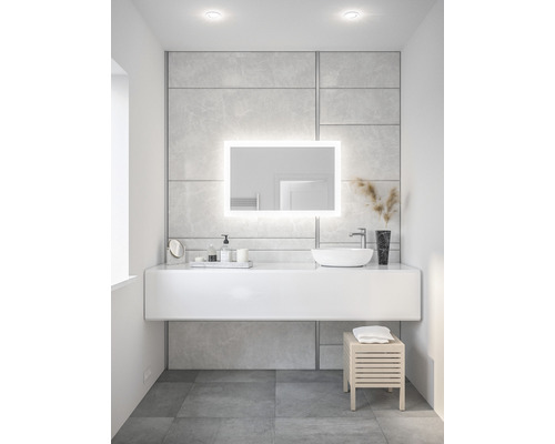 Modernes Badezimmer mit Waschbecken, beleuchtetem Spiegel und grauen Fliesen