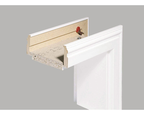 Querschnitt einer weißen Türzarge aus Holzwerkstoff