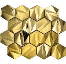 Goldfarbenes Mosaik aus sechseckigen Fliesen