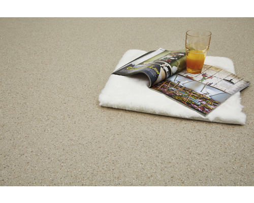 Dekorative Bodenfläche mit Zeitschrift, Getränk und Kissen