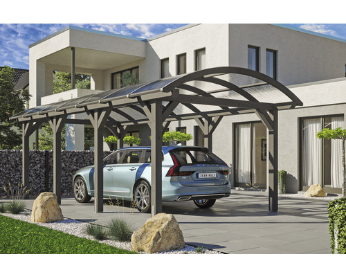 Modernes Carport aus Holz mit Pultdach und darunter geparktem Auto vor einem Wohnhaus.