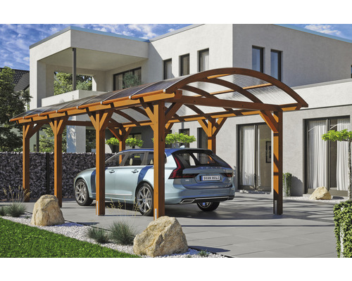Carport aus Holz mit Auto vor einem Haus