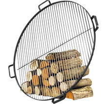 Runder Grillrost aus Metall mit Holzscheiten