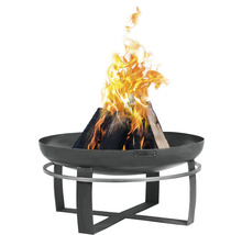 Feuerstelle mit brennendem Holz