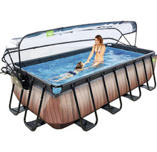 Rechteckiger Pool mit Abdeckung, Leiter und Holzoptik, in dem eine Frau einem Kind beim Schwimmen hilft.