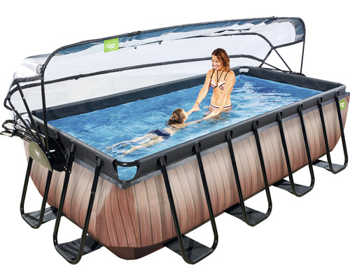 Rechteckiger Pool mit Abdeckung, Leiter und Holzoptik, in dem eine Frau einem Kind beim Schwimmen hilft.