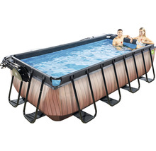 Rechteckiger Frame-Pool mit Holzoptik und zwei Personen im Wasser