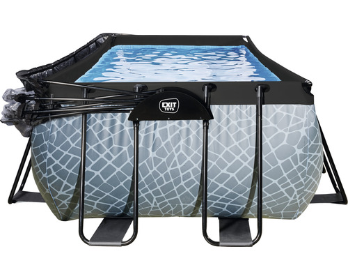 Rechteckiger Pool mit Rahmen und Wasser
