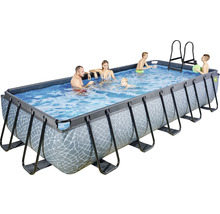 Rechteckiger Rahmenpool mit Personen und Leiter