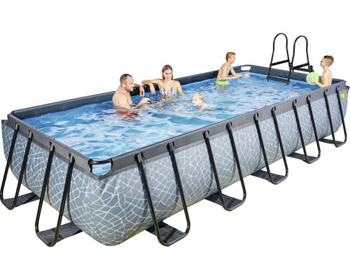 Rechteckiger Rahmenpool mit Personen und Leiter