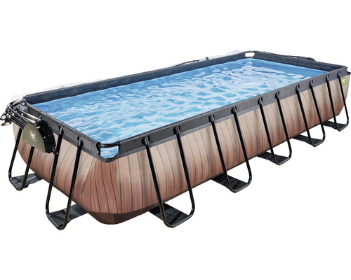 Rechteckiger Pool mit Holzoptik und schwarzem Rahmen gefüllt mit Wasser.