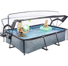 Rechteckiger Pool mit Überdachung, gefüllt mit Wasser, in dem eine Frau mit einem Ball und ein Kind mit einem Schwimmreifen spielen