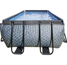 Rechteckiger Pool mit Rahmen und Wasser