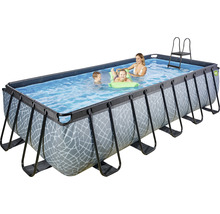 Rechteckiger Swimmingpool mit Stahlrahmen, Leiter und spielenden Kindern
