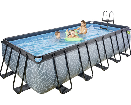 Rechteckiger Swimmingpool mit Stahlrahmen, Leiter und spielenden Kindern