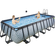 Rechteckiger Pool mit Leiter und zwei Personen im Wasser.