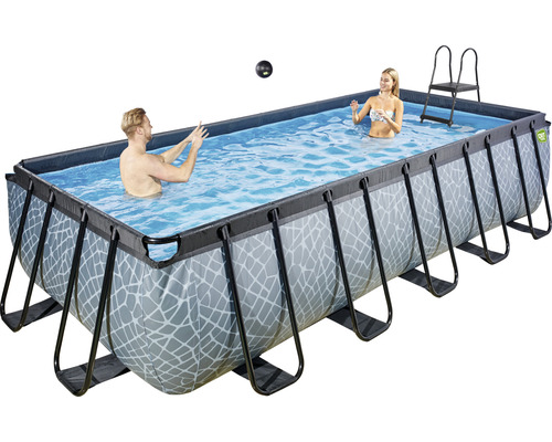 Rechteckiger Pool mit Leiter und zwei Personen im Wasser.