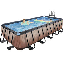 Rechteckiger Pool mit Holzverkleidung, Leiter und spielenden Kindern