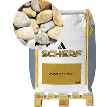 Sack mit Zierkieseln der Marke Schärf auf einer Palette