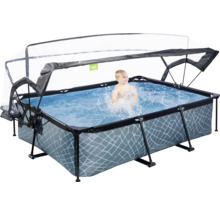 Rechteckiger Pool mit Überdachung und spielendem Kind