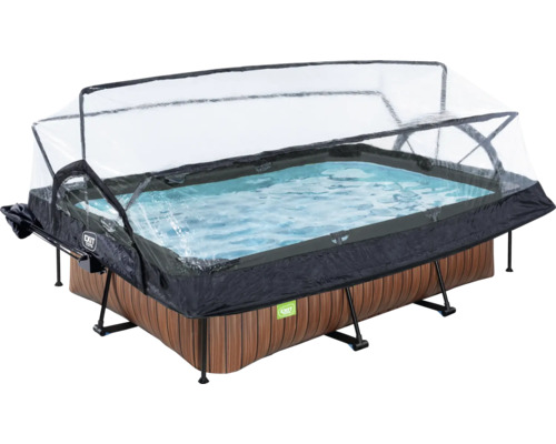 Abgedeckter rechteckiger Pool mit brauner Holzverkleidung und durchsichtiger Abdeckung.