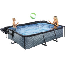 Rechteckiger Pool mit Personen und Ball