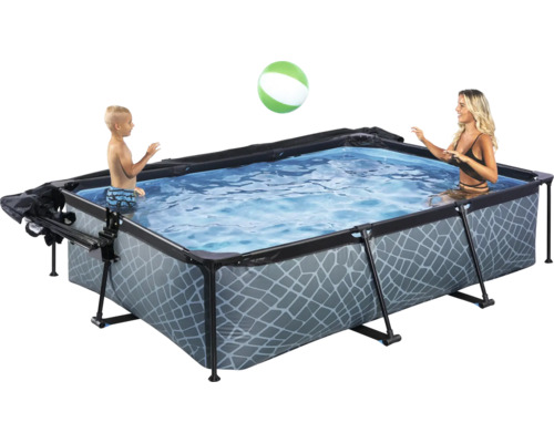 Rechteckiger Pool mit Personen und Ball