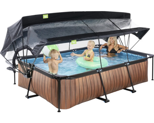 Schwimmbecken mit Überdachung und spielenden Personen im Wasser